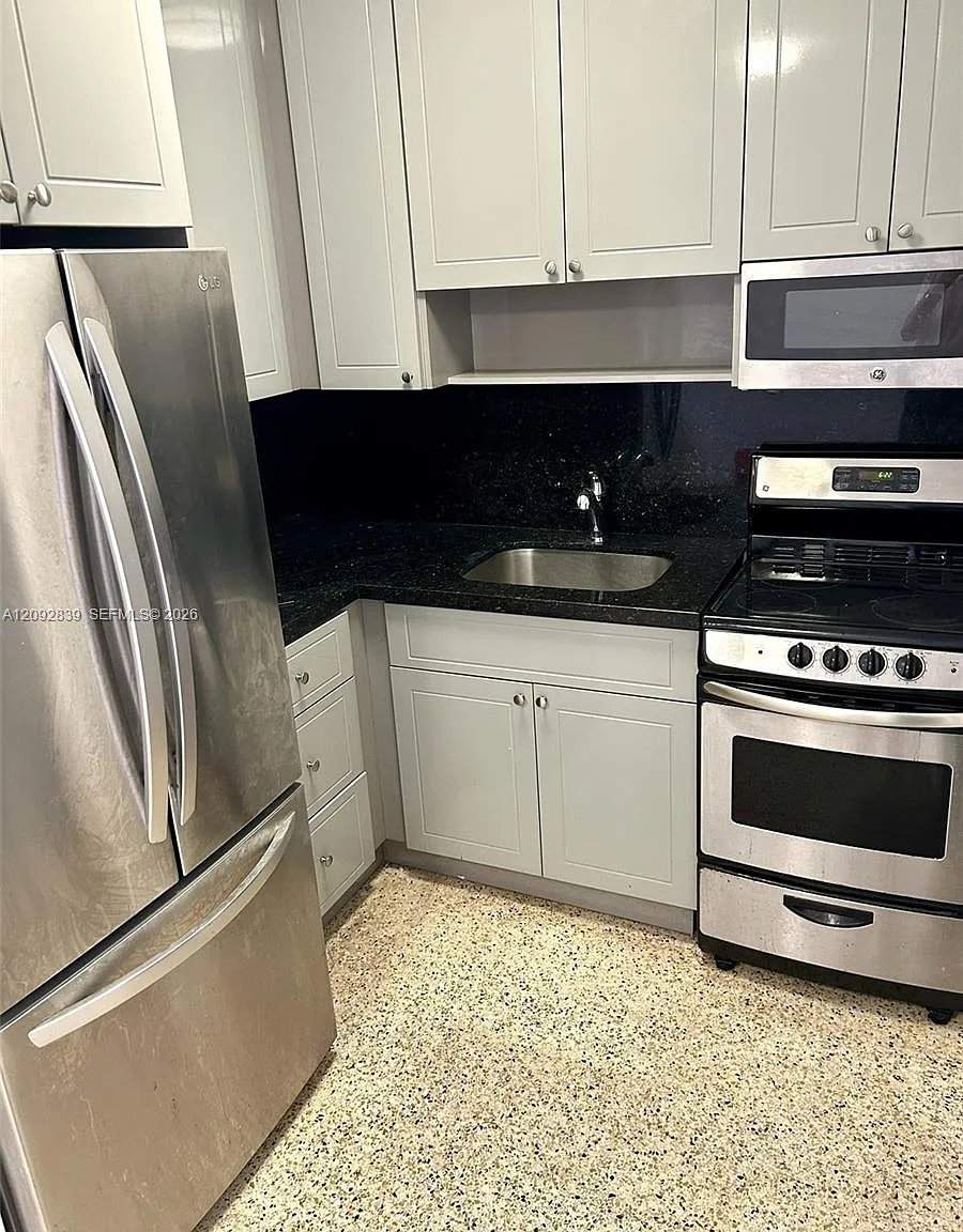Biscayne Court — Photo 4