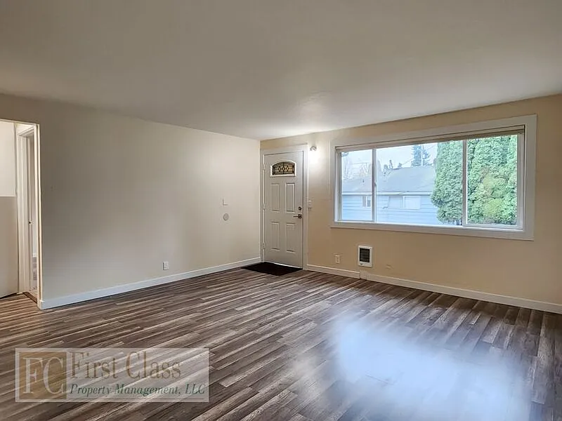 142 NW Bailey Ave APT 1 photo 1