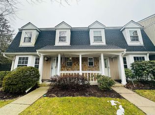 4 The Mews #4, Syosset, NY 11791