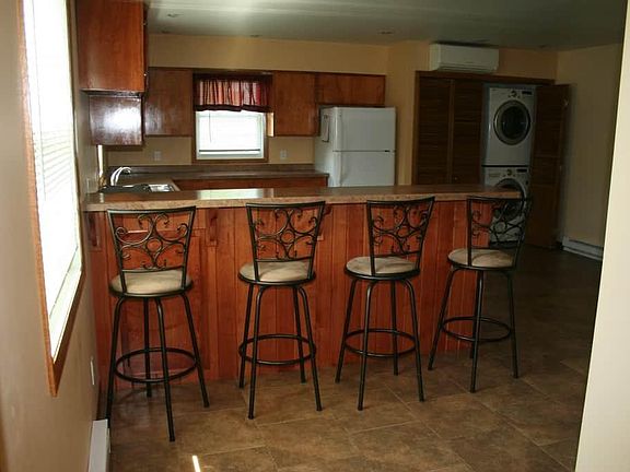 Kitchen counter w/bar stools