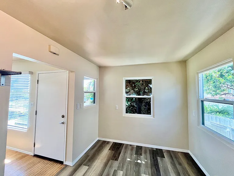 2447 Boundary St — Photo 11