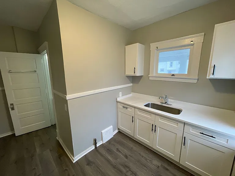 1053 Washington Ave — Photo 3