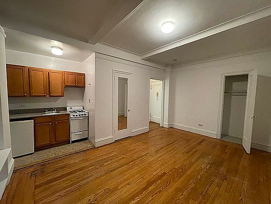 4th image of 155 E 52nd St #5Z