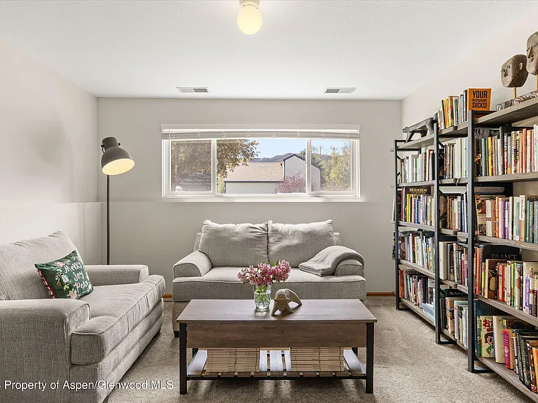 382 Summit Dr — Photo 17