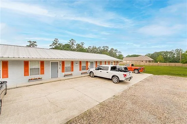 1 bed, 1.0 bath, 650 sqft, $900 — Photo 2