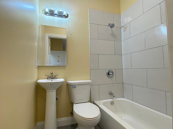 3rd image of 2737 W Devon Ave #206