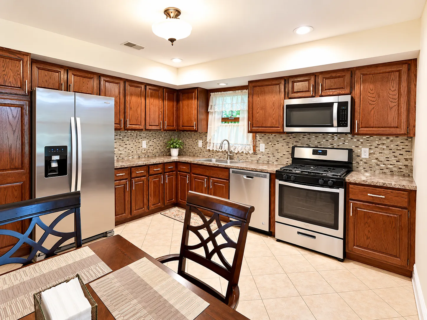 3 bed, 1200 sqft, $3,400 — Photo 2