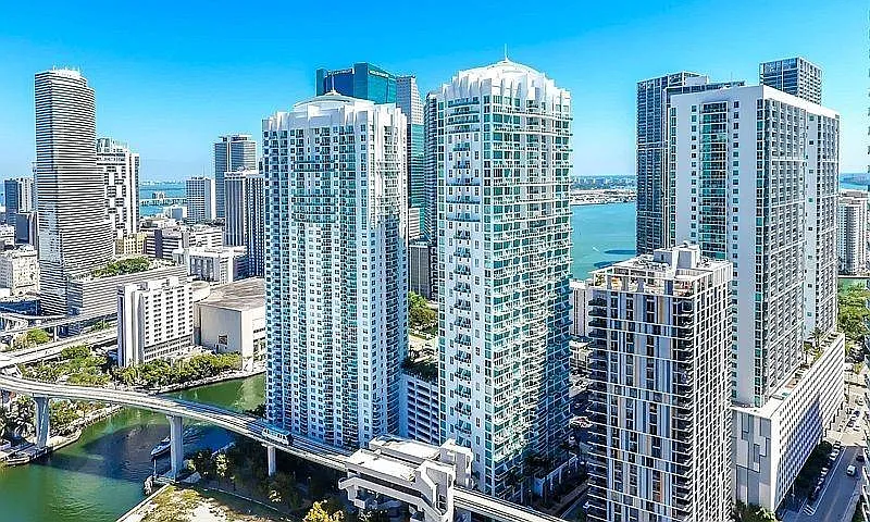 31 SE 5th St #305
