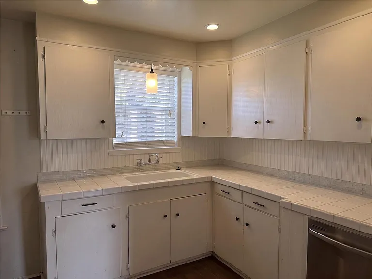 2313 Avenue L — Photo 11