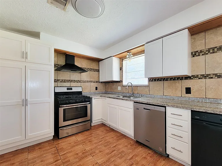 409 S Travis St — Photo 12
