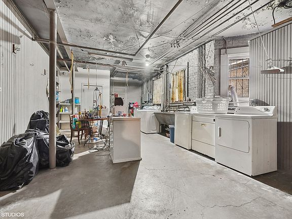 3rd image of 6214 N Richmond St