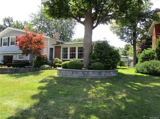 25 Boxwood Cir, Hamburg, NY 14075