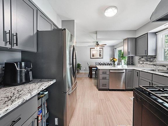 3rd image of 6622 Fairview Ave