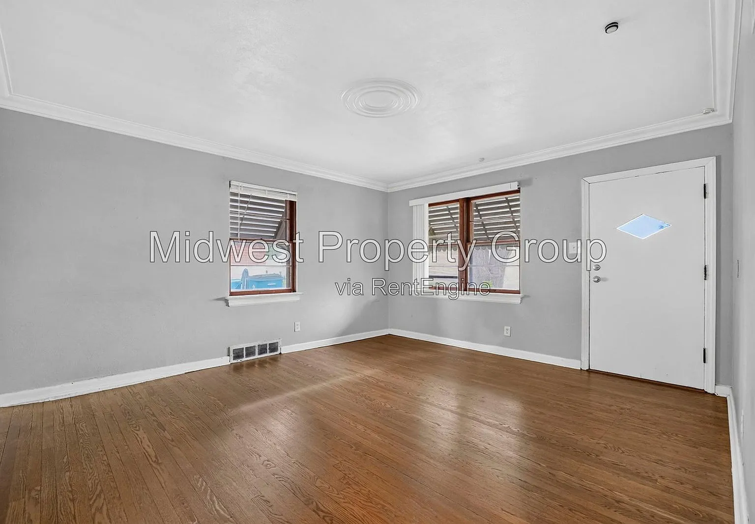 3 bed, 1.0 bath, 950 sqft, $1,025 — Photo 2