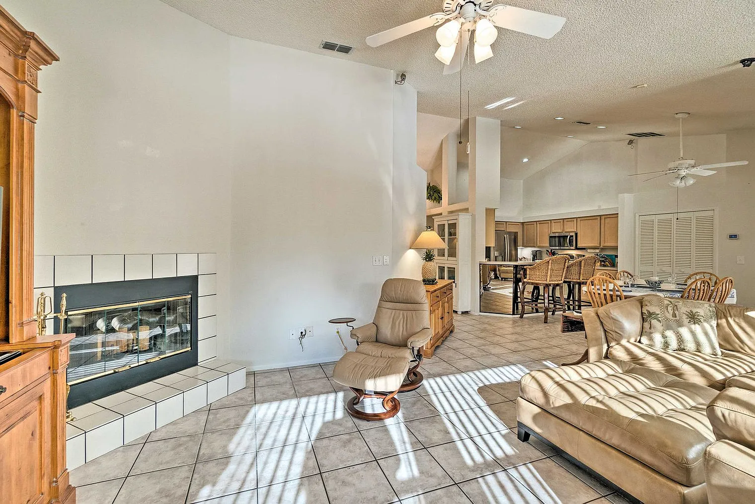 3 bed, 2.0 bath, 1593 sqft, $4,919 — Photo 3