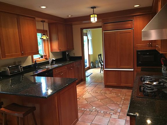 4th image of 3280 Berkshire Dr