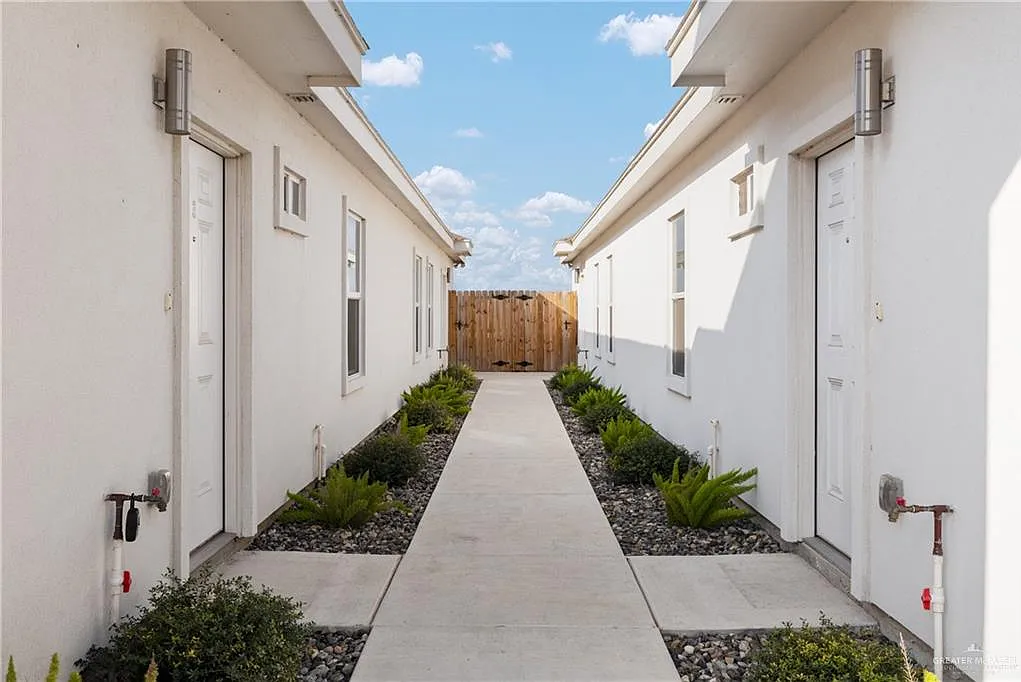 2 bed, 2.0 bath, 937 sqft, $1,100 — Photo 3