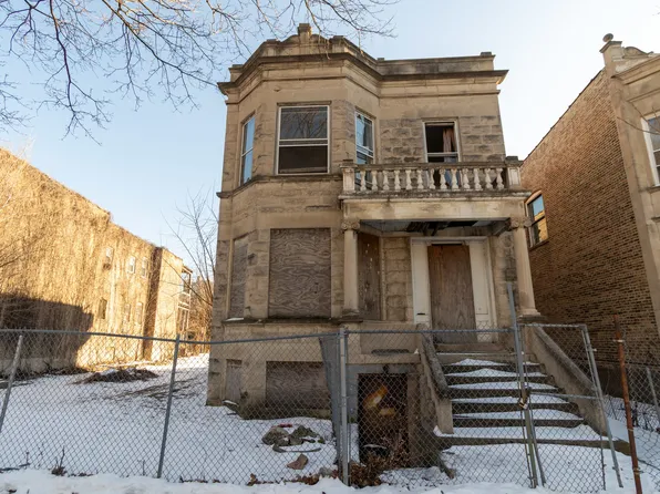 3827 W Gladys Ave, Chicago, IL 60624