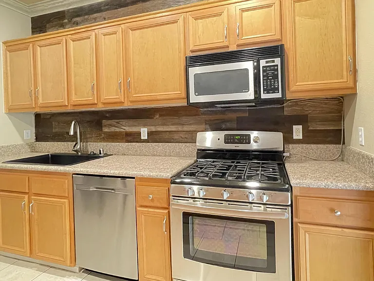2549 Country Club Dr — Photo 4