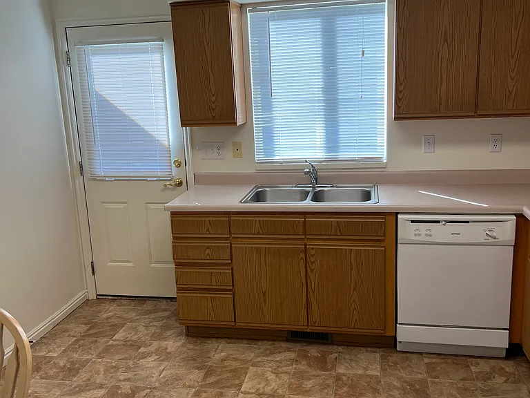 1441 S Main St — Photo 16