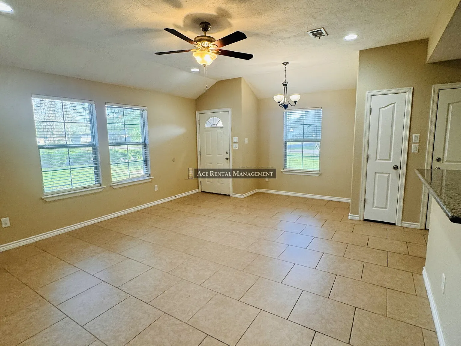Charming 3-Bed Haven with Granite Elegance in Nederland Your Perfect Retreat! — Photo 4