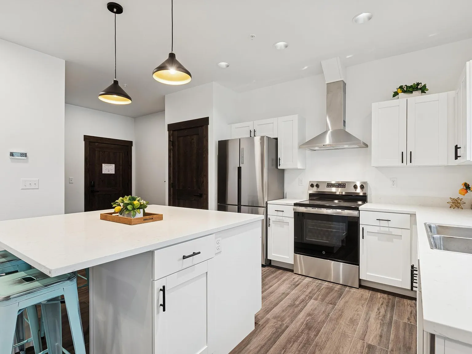 2 bed, 840 sqft, $1,900 — Photo 1