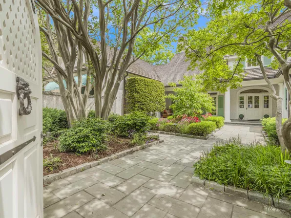 200 Edinburgh Dr APT B, Cary, NC 27511