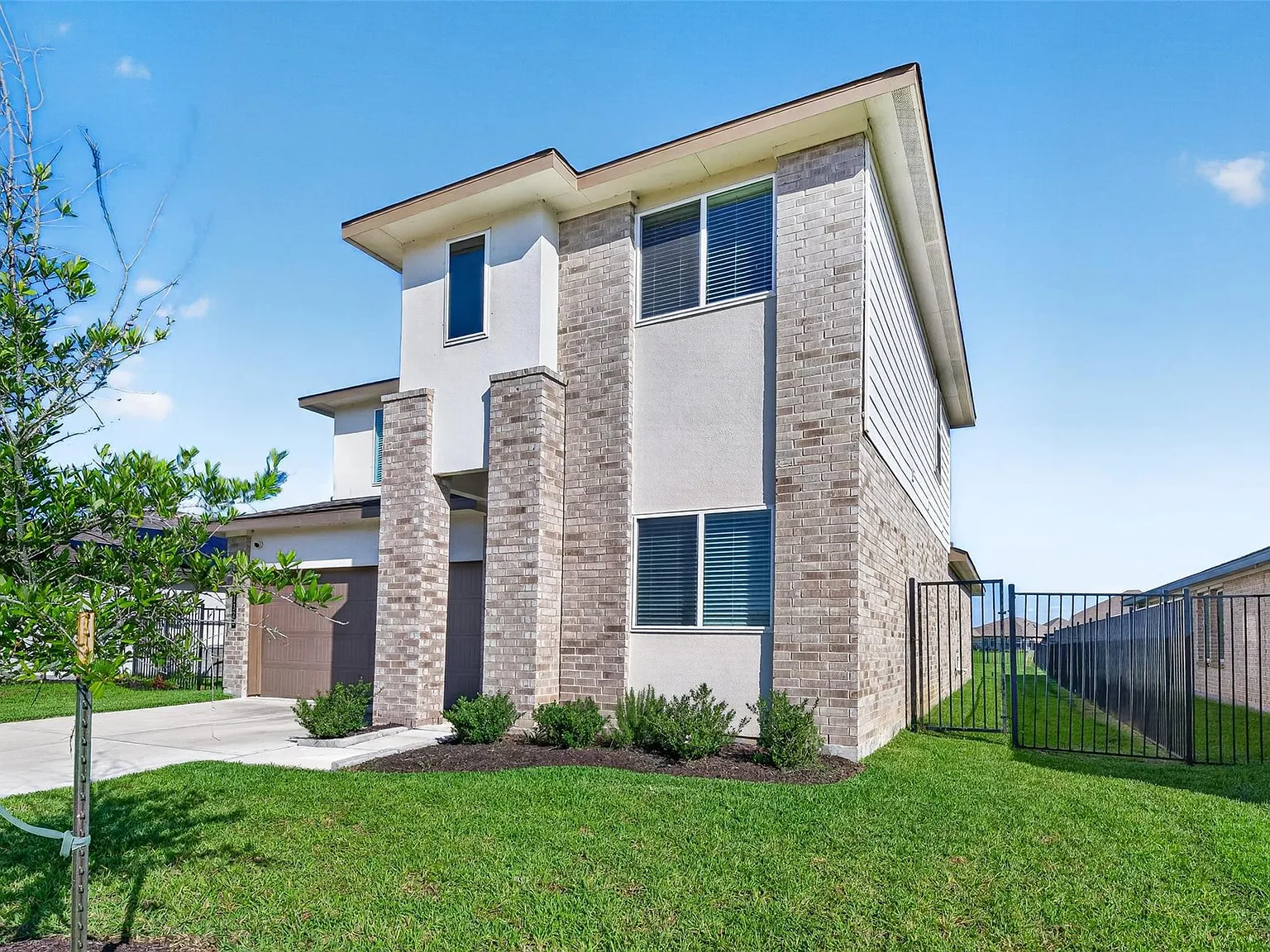 4 bed, 2.5 bath, 2299 sqft, $2,700 — Photo 2