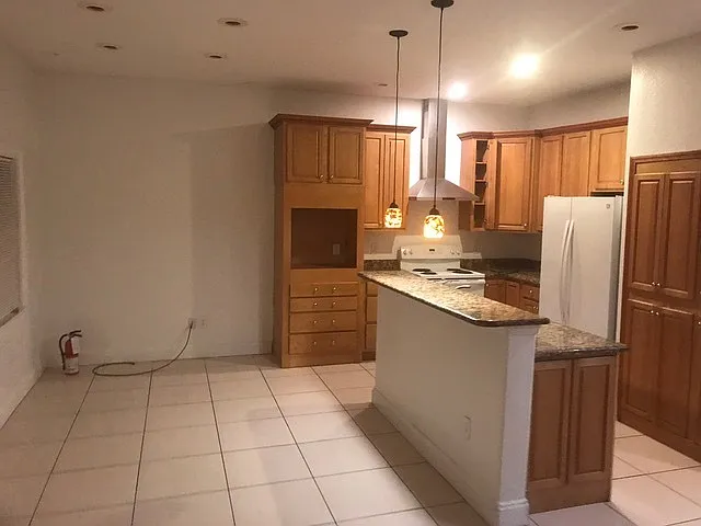 Beautiful 4 bedrooms 2.5 bathrooms Two-Story Single Family Home Located in Brandon FL! — Photo 4
