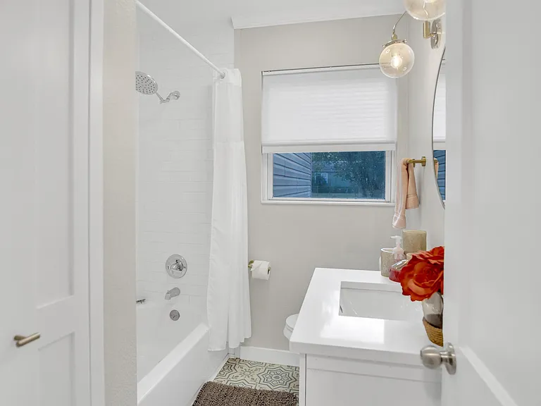 1209 E North St — Photo 10