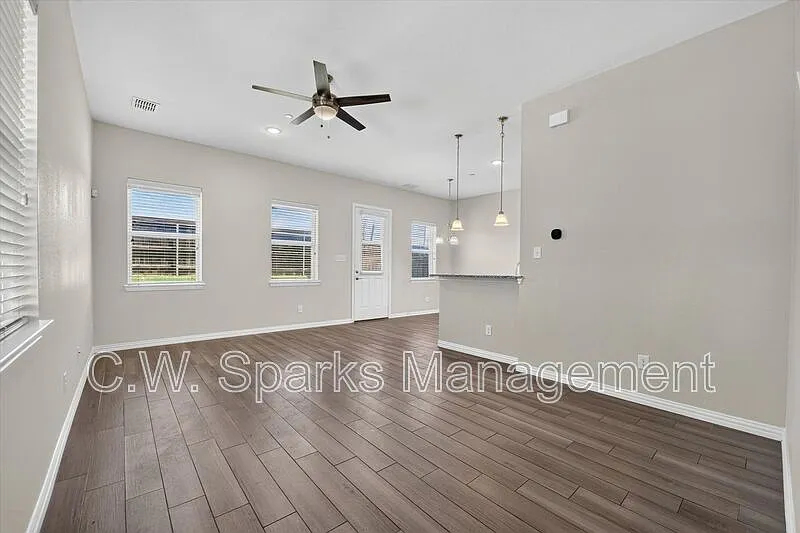 3 bed, 3.0 bath, 1623 sqft, $2,700 — Photo 3