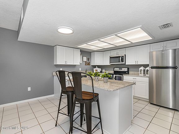 4th image of 800 Poinsetta Dr APT 6
