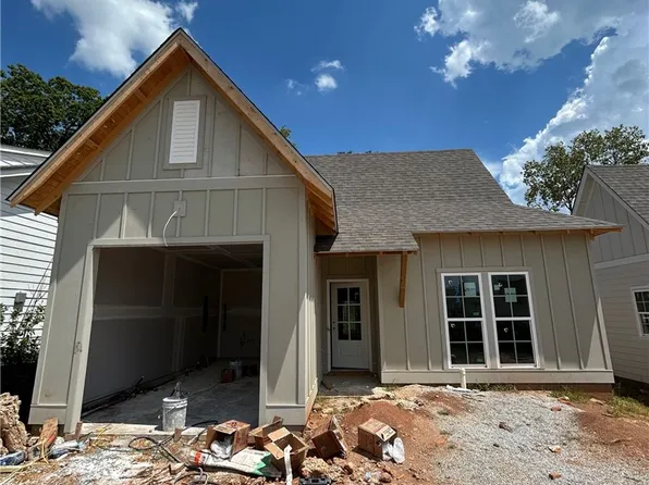 1073 Woodland Ln, Opelika, AL 36801
