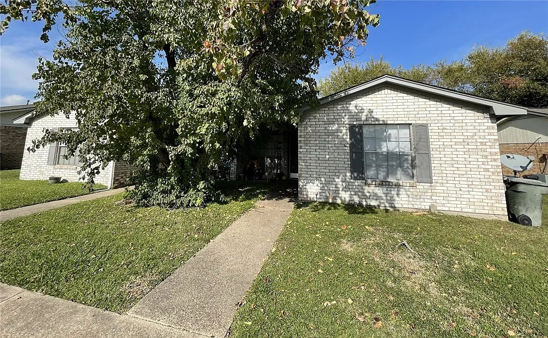 2 bed, 1.5 bath, 950 sqft, $1,200 — Photo 1