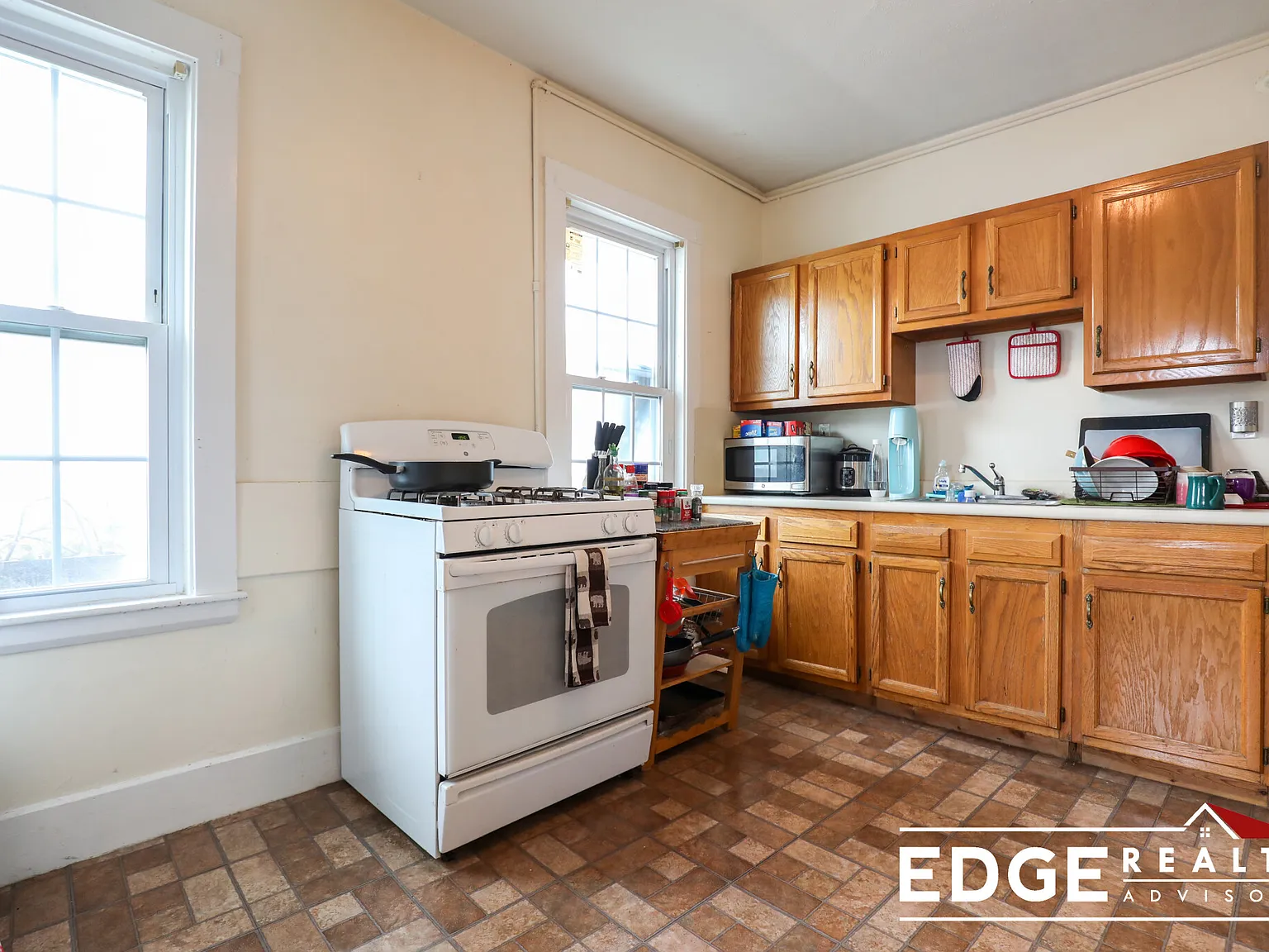 3 bed, 1.0 bath, $3,000 — Photo 2