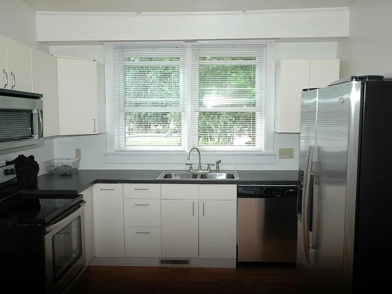 1510 Moore St — Photo 2