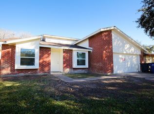 66 Ranch House Loop, Angleton, TX 77515