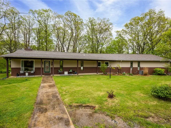 10748 E Hilltop Pl, Effingham, IL 62401