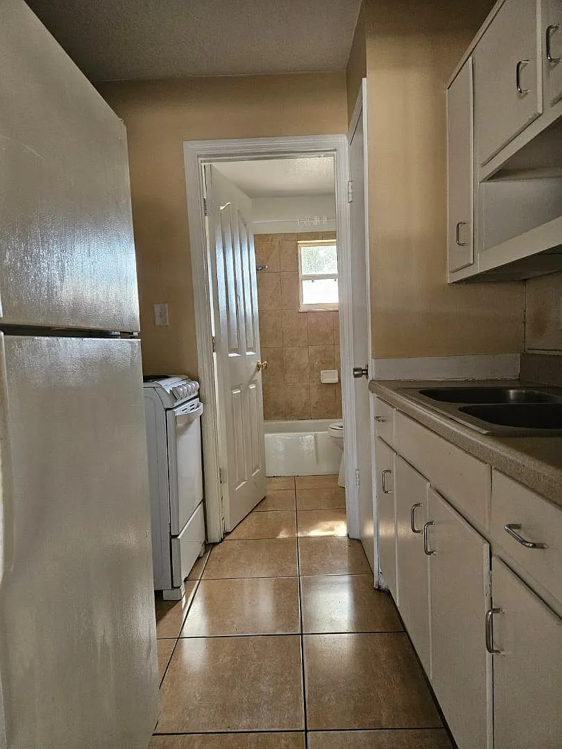1000 E Magnolia Ave - A — Photo 3