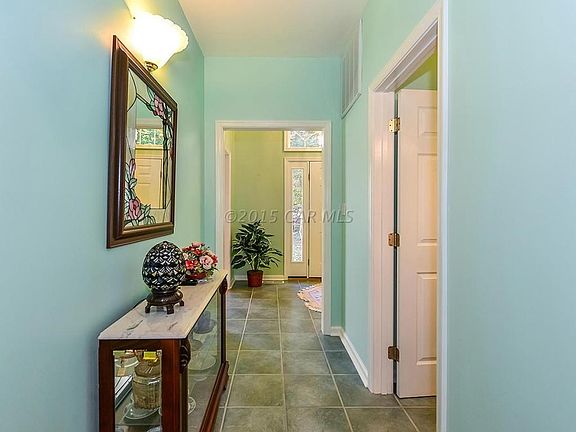 406 Charlotte Court Foyer Hallway