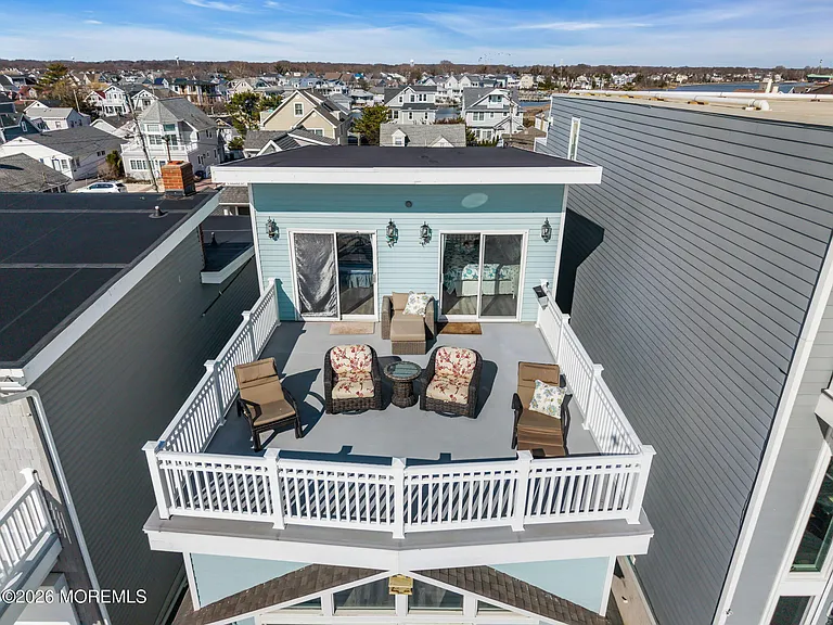 55 Beach Front — Photo 45