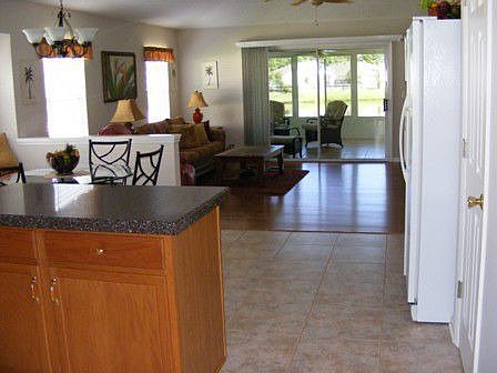 entrance to kit & family room