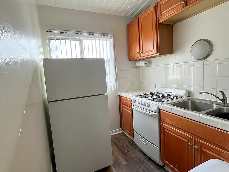 1144 N Hollywood Way — Photo 15
