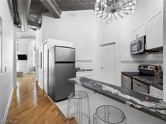 5th image of 408 W Saint Clair Ave APT 215