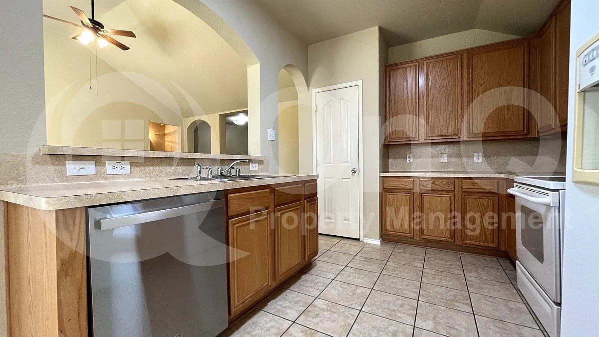 3 bed, 2.0 bath, 1843 sqft, $1,799 — Photo 3