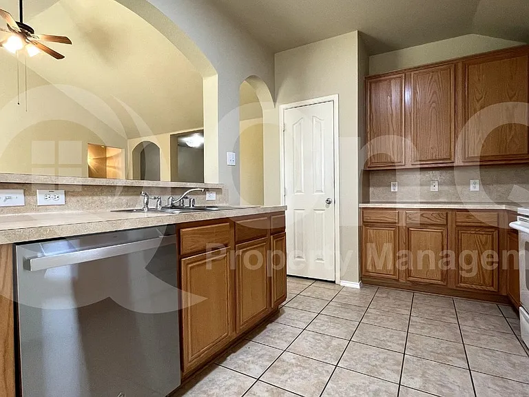 233 Niagara Falls Dr — Photo 3