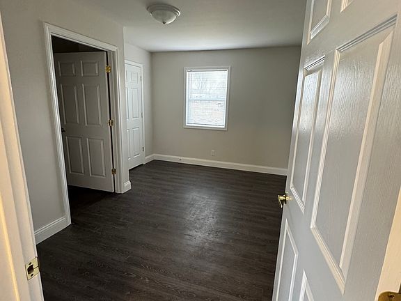 5th image of 212 E Vincent Ct #222
