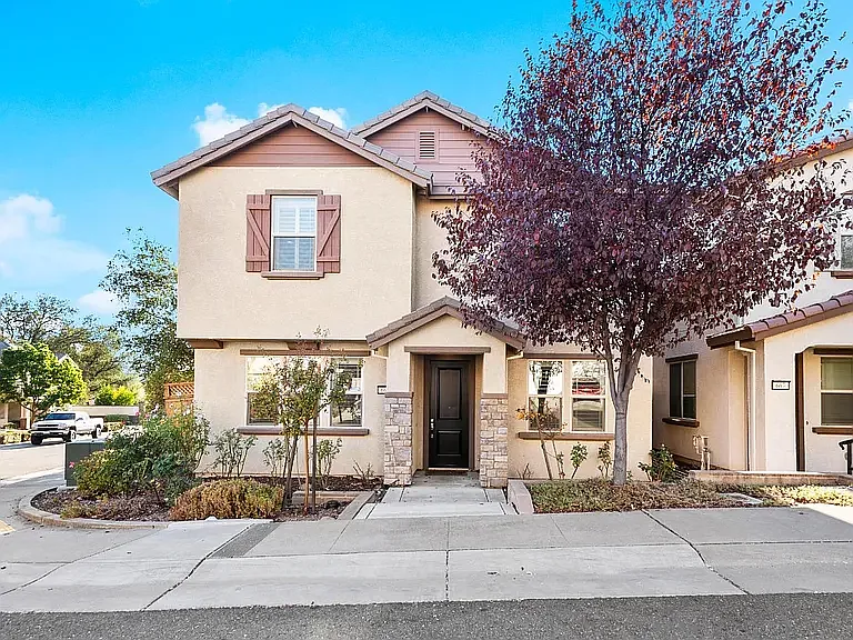 5 bed, 2527 sqft, $4,300 — Photo 1