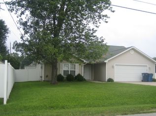 303 E Beacon Ct, Mount Vernon, IL 62864
