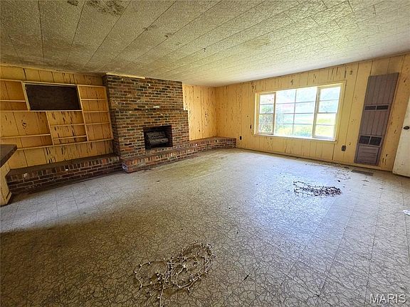 5th image of 925 Brown Ln